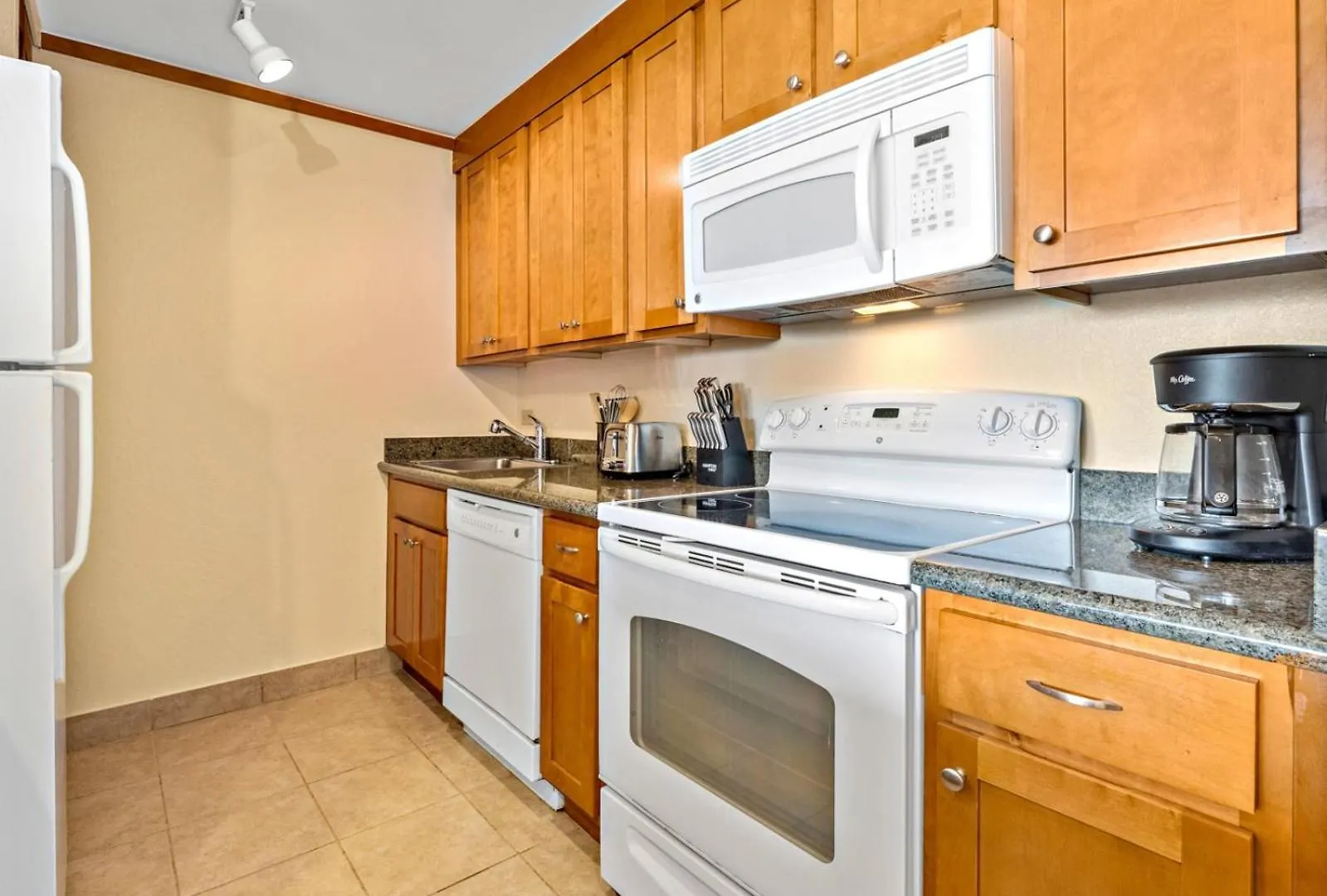 Kbm Resorts Free Car Kaanapali Shores Ks-535 Ocean View Steps To Pool And Beach Apartment